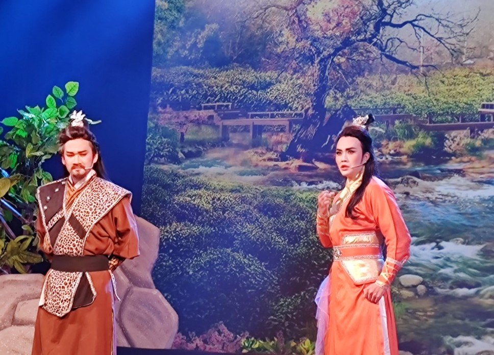 Lâm Minh Nghiêm (phải) là gương mặt kép trẻ triển vọng được Sân khấu Chí Linh - Vân Hà bồi dưỡng gần đây.