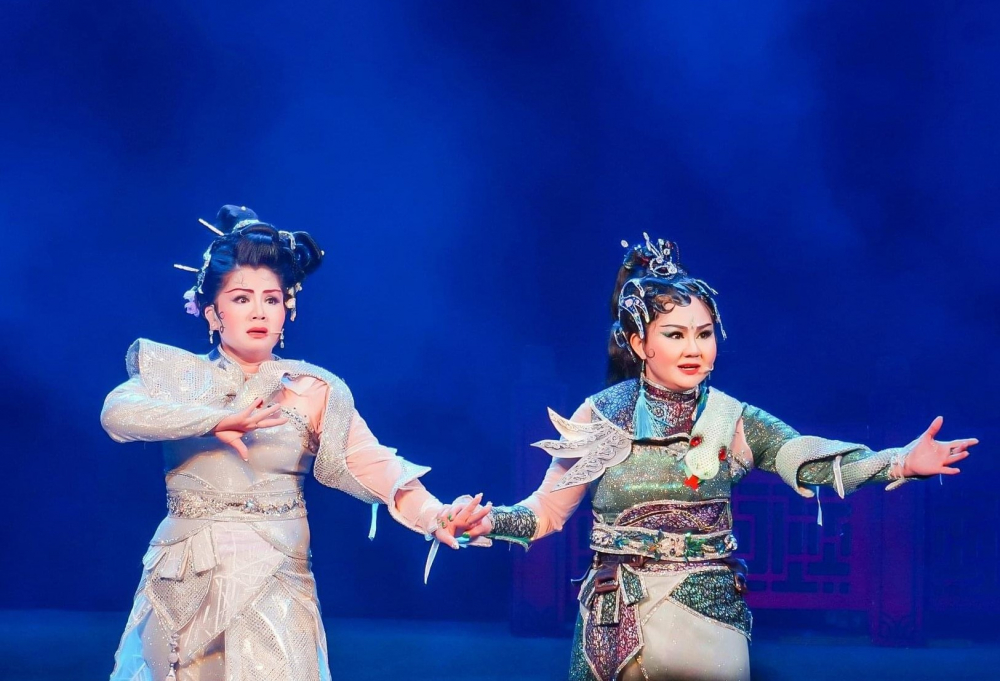 Hai chị em NS ƯT Tú Sương và nghệ sĩ Lê Thanh Thảo vào vai Bạch Xà và Thanh Xà trong vở