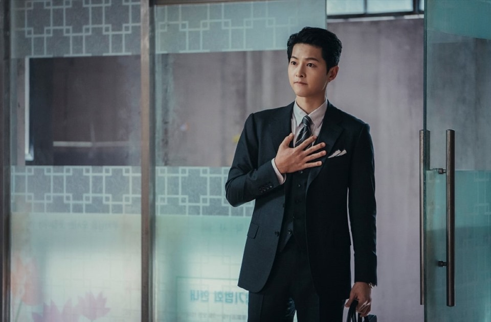 Song Joong Ki: Chỉ trong hơn một thập kỷ, nam diễn viên Hàn Quốc đã trở thành tâm điểm của người hâm mộ phim truyền hình Hàn Quốc trên toàn thế giới. Anh nổi tiếng quốc tế khi đóng vai một người lính lực lượng đặc biệt của Hàn Quốc trong Hậu duệ mặt trời  (2016) rất thành công. anh ấy đã nếm trải thành công về mặt thương mại và phê bình với Netflix's Vincenzo  (2021). Cùng năm đó, anh ấy đã khiến các nhà phê bình kinh ngạc với bộ phim khoa học viễn tưởng hoành tráng của Netflix, SpaceSweepers . Song Jong Ki  được cho là đã được trả khoảng 170.000 USD mỗi tập cho Vincenzo , khiến anh trở thành một trong những diễn viên Hàn Quốc được trả lương cao nhất.