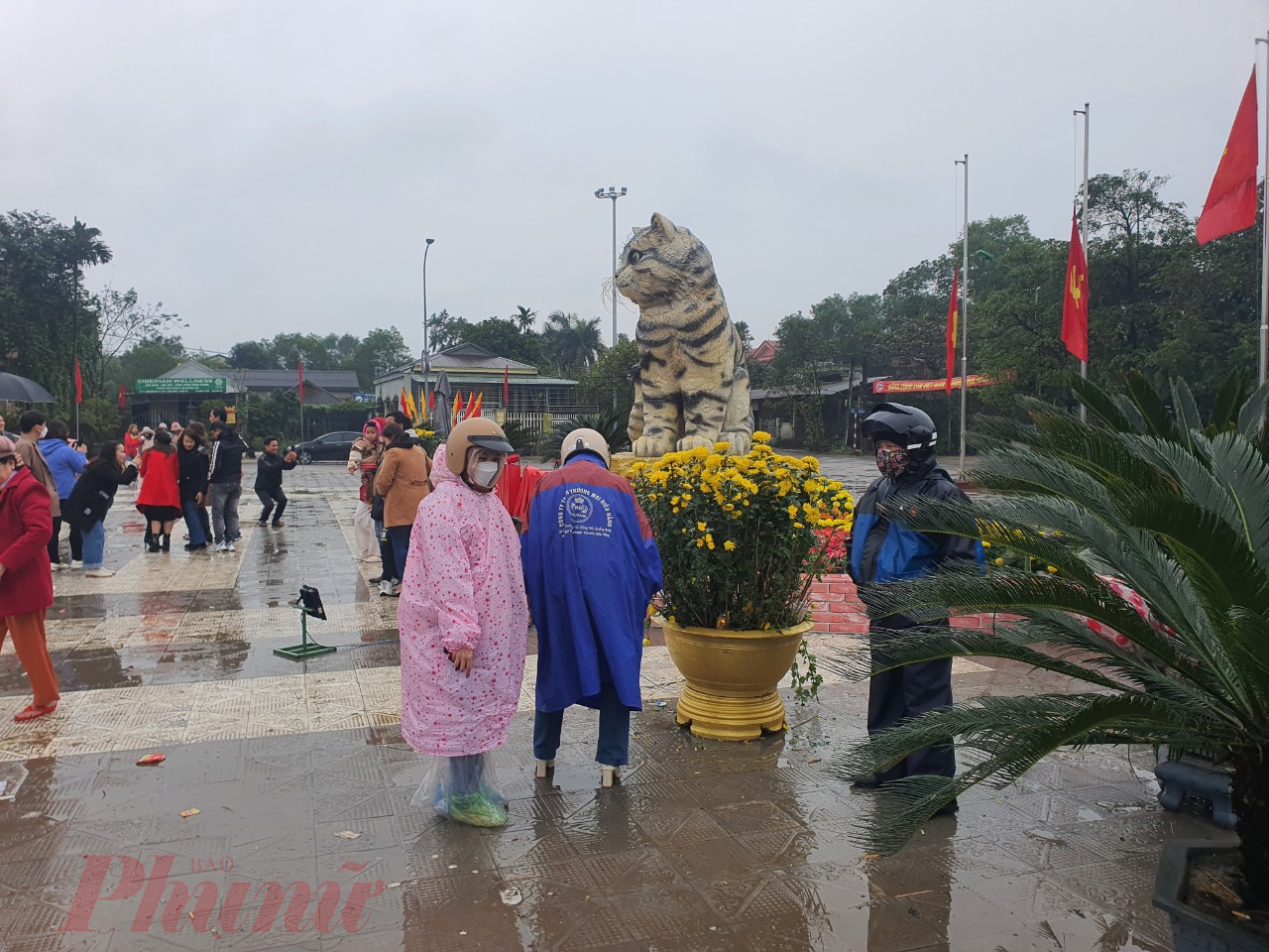 Gia đình ông Nguyễn Văn Nam ở Quảng Bình chạy vào Đà Nẵng, dù mưa lạnh vẫn tranh thủ ghé chụp hình cùng chú mèo đáng yêu. Ông rất ngưỡng mộ tài năng nghệ nhân đã tạo ra chú mèo và tấm tắc khen tượng mèo như thật