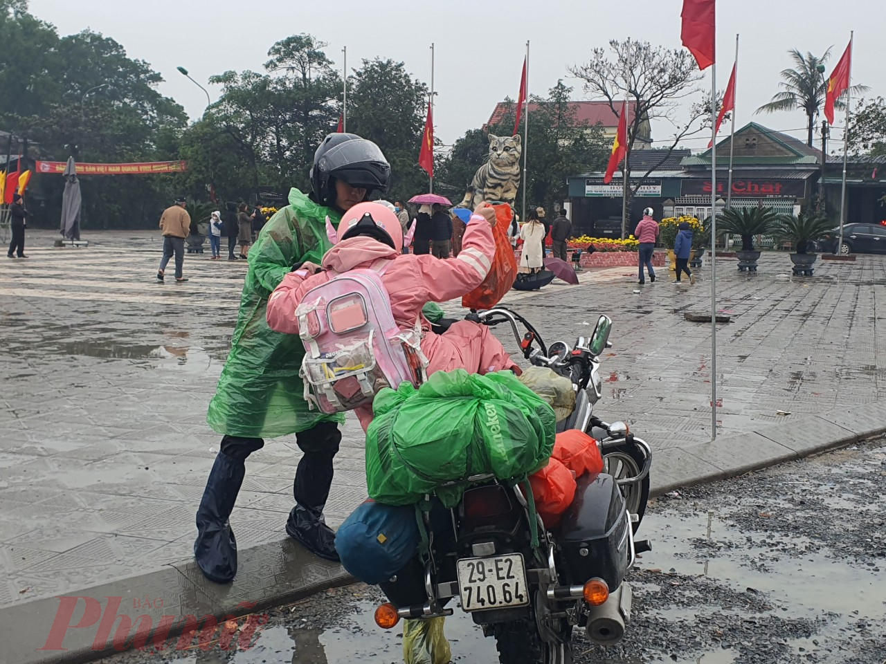 Vì vậy, dịp trước tết chưa có điều kiện đi ngang qua chụp hình lưu niệm và thưởng ngoạn; nhiều người dân ra tết khi đi vào nam ra bắc để làm việc trở lại đã tranh thủ ghé huyện Triệu Phong để thưởng ngoạn chú mèo