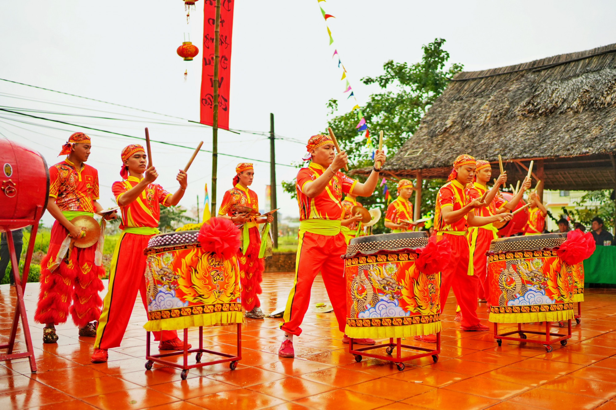 Trống hội, múa lân trong Lễ hội cầu bông nhằm cầu mong những gì tốt đẹp nhất