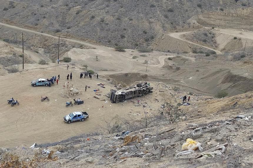 Hiện trường vụ tai nạn xe buýt ở Peru.