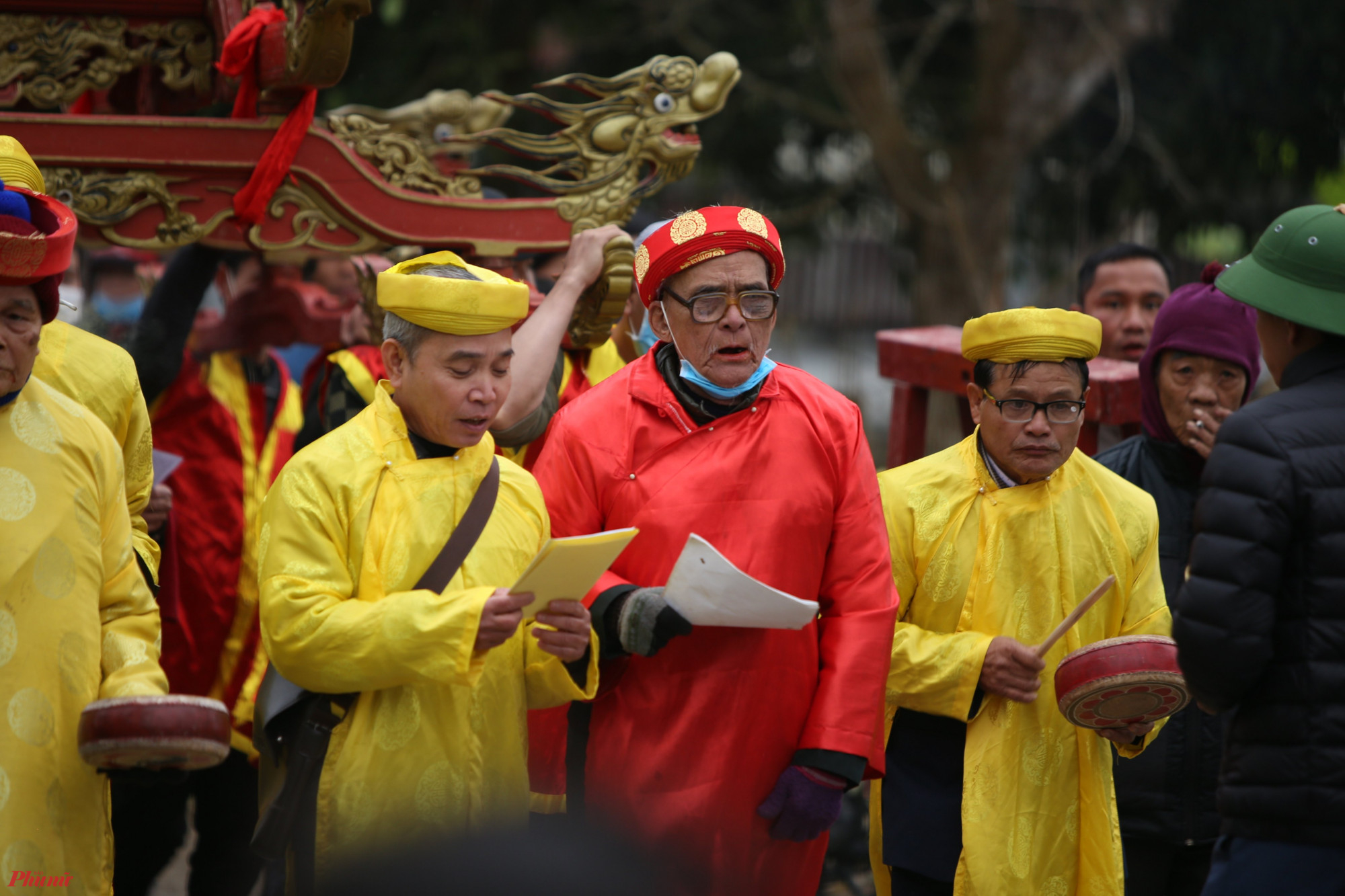 Theo người dân địa phương, báu vật vua ban sẽ được giao cho cố đạo chủ - người được dân làng tín nhiệm và chuyển giao qua các năm để bảo vệ, lưu giữ. Tiêu chuẩn để được tín nhiệm làm cố đạo phải là những người trên 65 tuổi, có học thức, am hiểu tế tự, phải song tuyền (có đầy đủ cả ông, bà). 