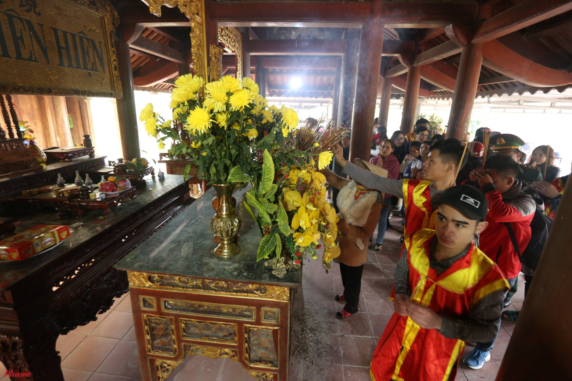 Đoàn rước dừng chân ở các đền Công Đồng, khu di tích Sơn Phòng - Hàm Nghi, đền Trầm Lâm để làm lễ, dâng hương khi đi qua.