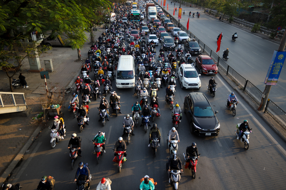 Do vị trí địa lý khá gần Hà Nội, nhiều người đã lựa chọn trở về quê nhà bằng xe máy. Đây chủ yếu là sinh viên, người lao động tự do tại các tỉnh, thành lân cận Hà Nộilựa chọn trở về quê nhà bằng xe máy