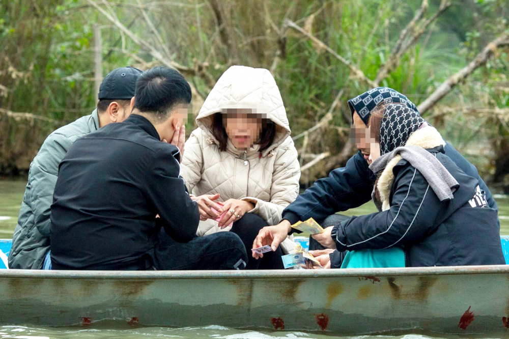 Đánh bài ăn tiền diễn ra trên thuyền chở du khách đi lễ hội chùa Hương