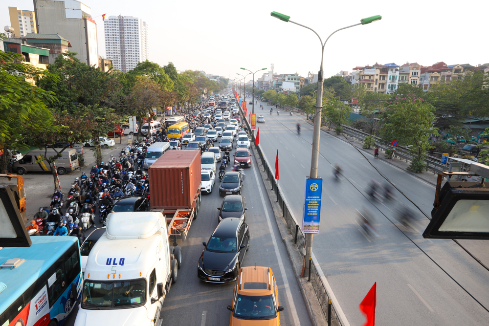 Anh Trần Văn Bình (Nông Cống, Thanh Hoá) cho biết: 'Tôi làm việc tại Hà Nội, rất may mắn là cơ quan tôi cho phép nhân viên nghỉ thêm ngày mùng 6 Tết nên tôi có thêm thời gian để ở bên gia đình trước khi trở lại Hà Nội vào ngày mùng 8'.