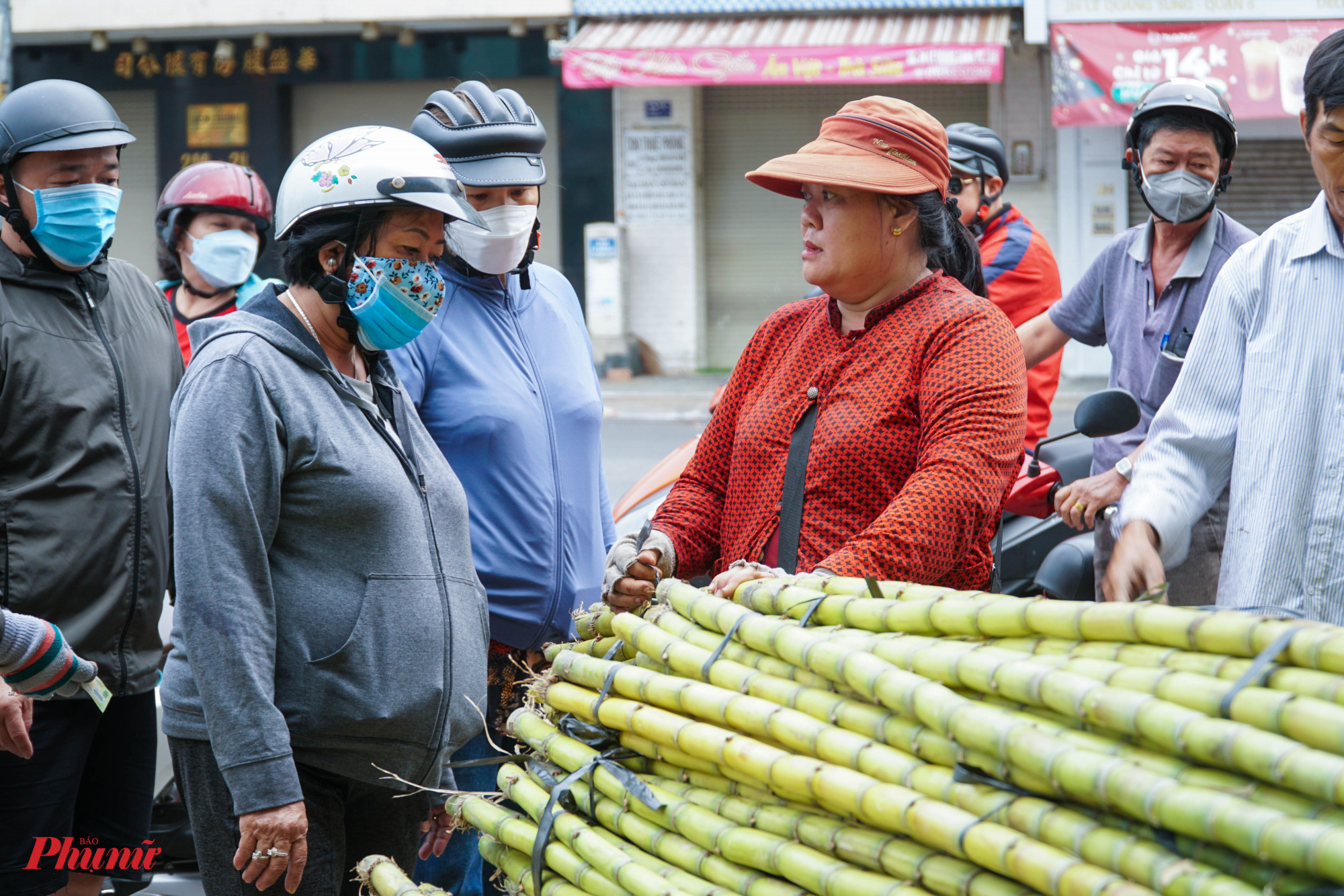 Đông khách nhất là rạng sáng mùng 8 Tết, người dân đi mua rất nhiều, nhà nào mua ít nhất 1 cặp, nhiều thì 3,4 cặp