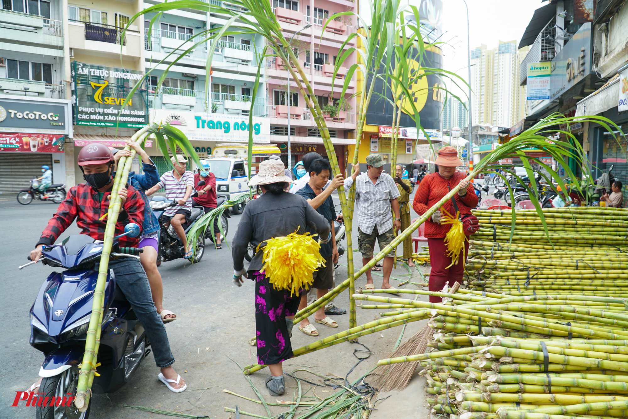 Sáng Mùng 8 tháng Giêng là thời gian bán mía đắt khách nhất, vì người dân sẽ chuẩn bị lễ vật cúng vía Trời vào sàng Mùng 9 Tết