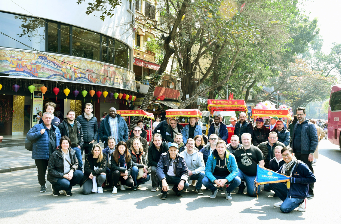 Đoàn du khách Pháp trải nghiệm hành trình xuyên Việt 11 ngày - ẢNH: QUỐC THÁI