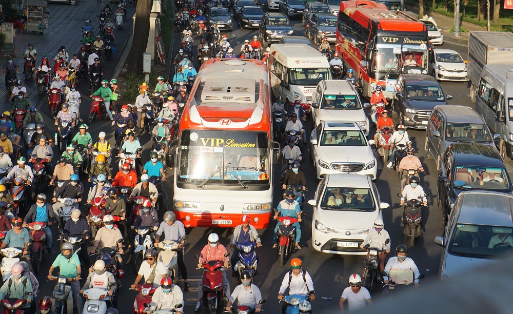 Kẹt xe trên khắp nẻo đường về TPHCM khiến các phường tiện không thể di duyển. Ảnh PNO