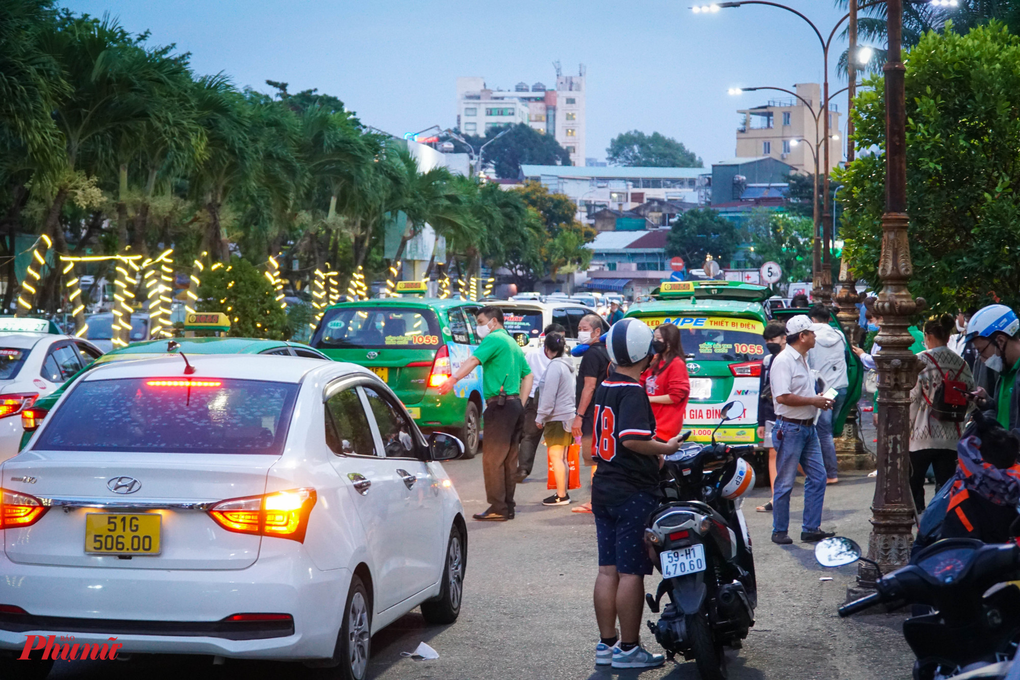Đúng giờ hành khách đến, các xe taxi, xe công nghệ tập trung khá đông trước cửa nhà ga