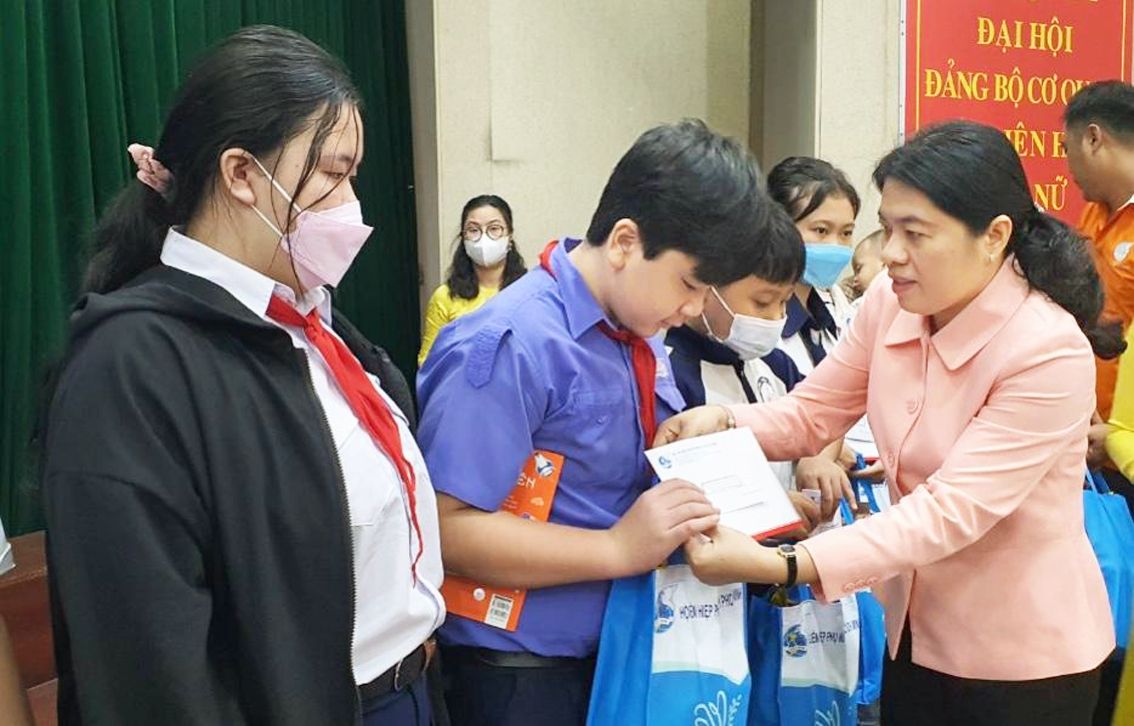 Bà Nguyễn Trần Phượng Trân - Chủ tịch Hội LHPN TPHCM - tặng quà cho trẻ em mồ côi