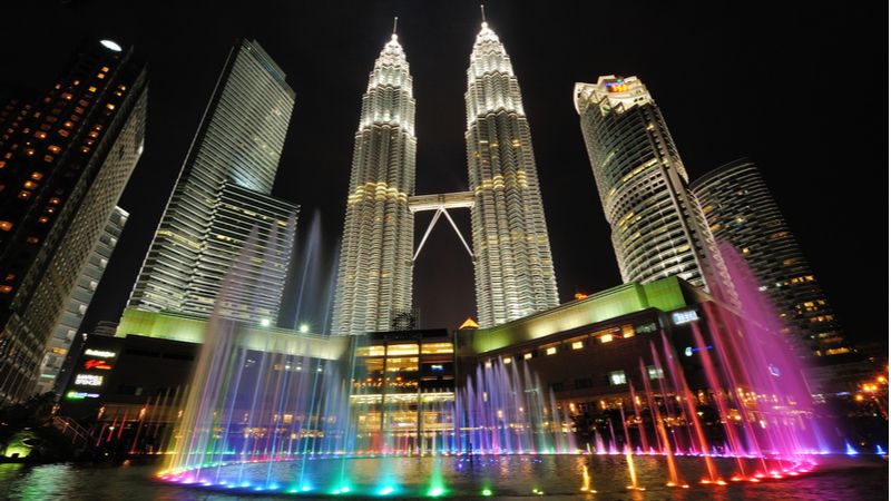 Thủ đô Kuala Lumpur huyền ảo dưới ánh đèn rực rỡ của các tòa nhà cao tầng.