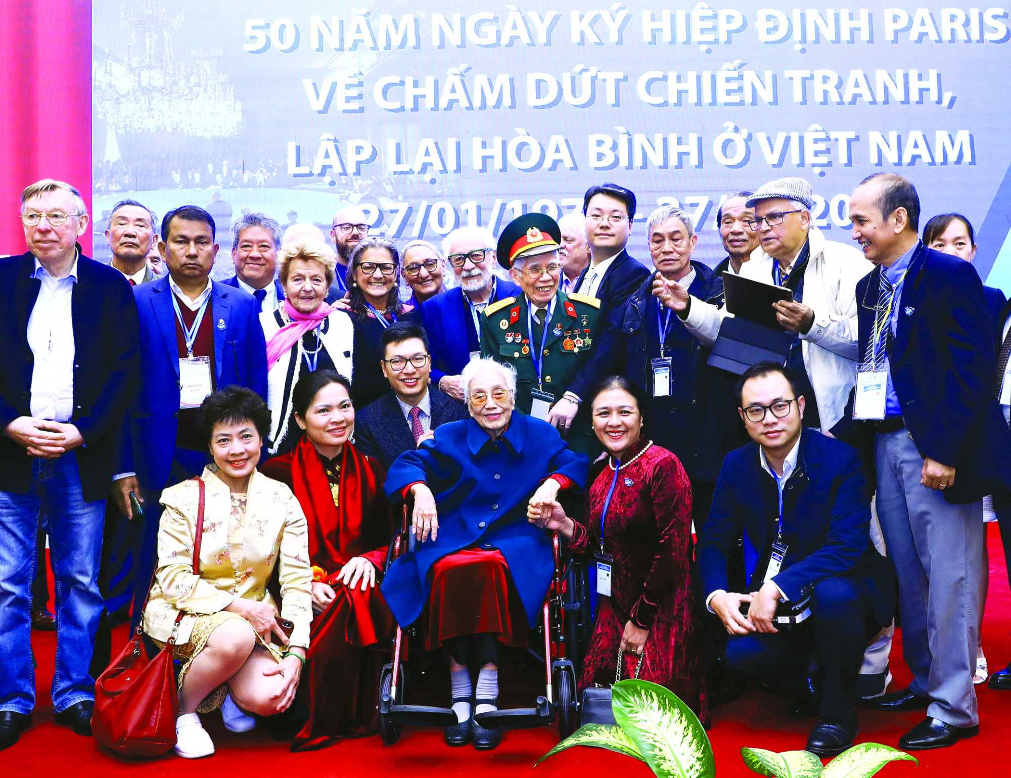 Bà Nguyễn Thị Bình (áo xanh, ngồi giữa) tại cuộc họp mặt kỷ niệm 50 năm ký kết Hiệp định Paris do Bộ Ngoại giao Việt Nam tổ chức ngày 17/1 vừa qua tại Hà Nội ẢNH: TTXVN