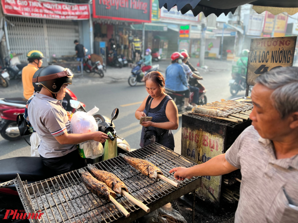Ngoài điểm bán cá nướng của anh Trung, trên đường Tân Kỳ Tân Quý nhiều điểm bán cá cũng bán lâu đời như Cúc Bụi, 