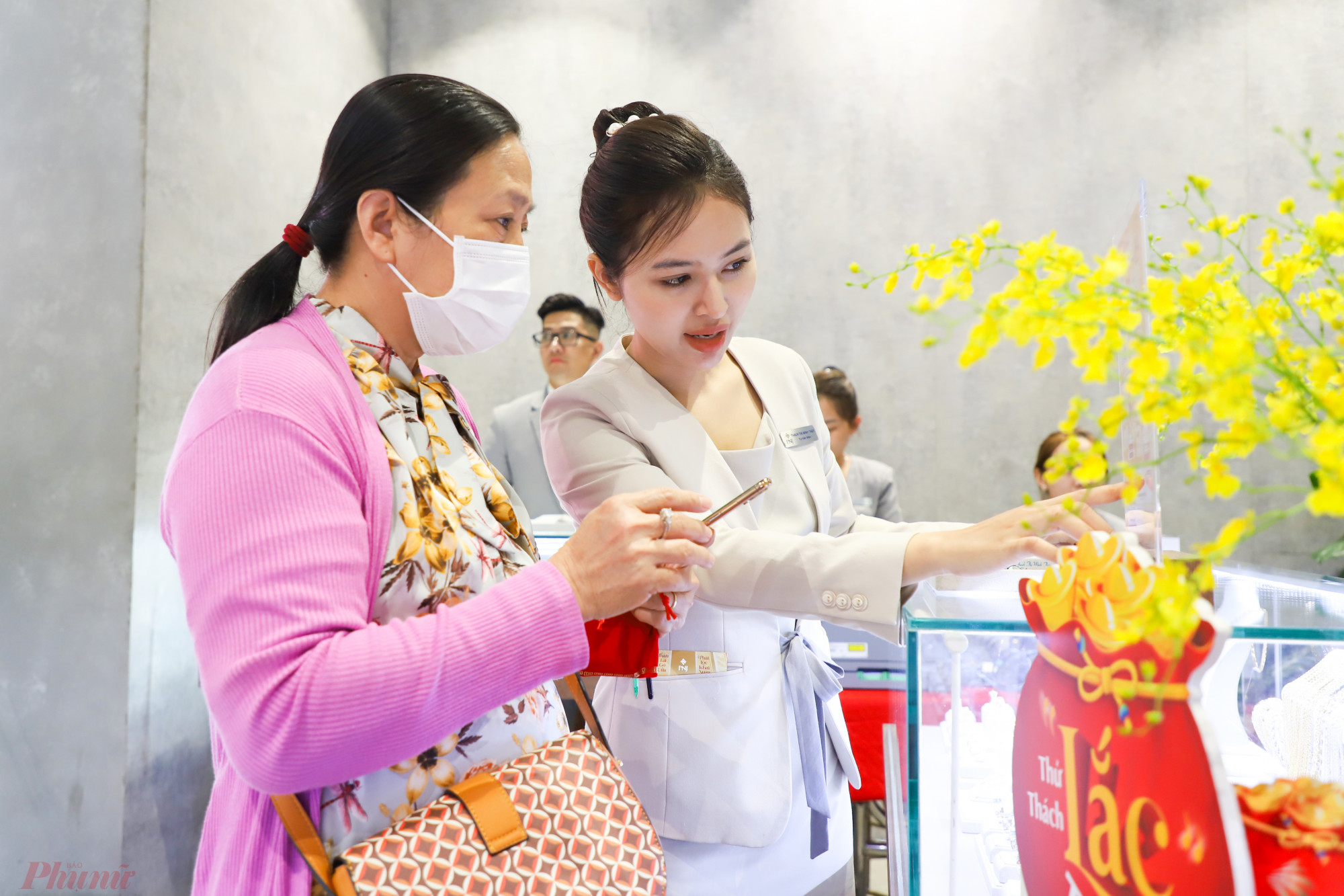 Chị Nguyễn Thị Lan (quận Bình Thạnh, TPHCM) cho biết, mua vàng ngày Vía Thần tài là thông lệ hàng năm của gia đình. Chị không mua nhiều mà chỉ sắm khoảng vài chỉ để dành. 