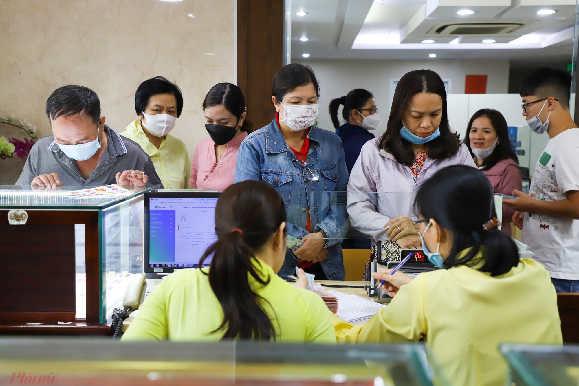 Ghi nhận lúc 10 giờ sáng ngày 30/1, lượng khách đến cửa hàng SJC tại Nguyễn Thị Minh Khai vắng hơn so với cùng kỳ năm ngoái. Số thứ tự khách giao dịch bán vàng chỉ có 16 khách, còn số thứ tự khách mua vàng là 55 khách.