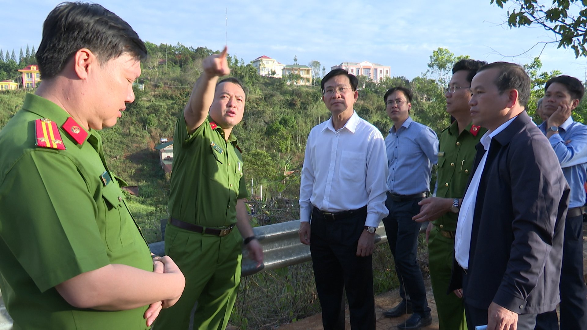 Chủ tịch UBND tỉnh Đắk Nông, Trưởng Ban An toàn giao thông tỉnh cũng đã trực tiếp đến hiện trường để chỉ đạo công tác tìm kiếm, cứu hộ, cứu nạn.