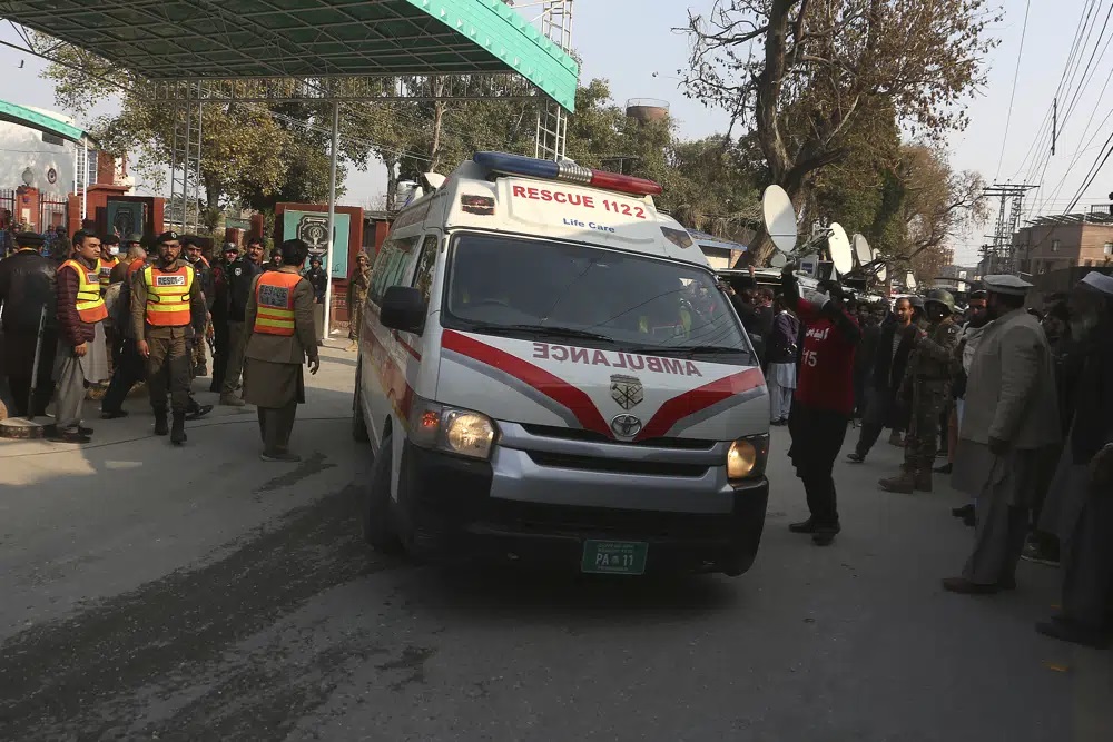 Xe cứu thương chở những người bị thương tới bệnh viện từ hiện trường vụ nổ bom ở Peshawar, Pakistan