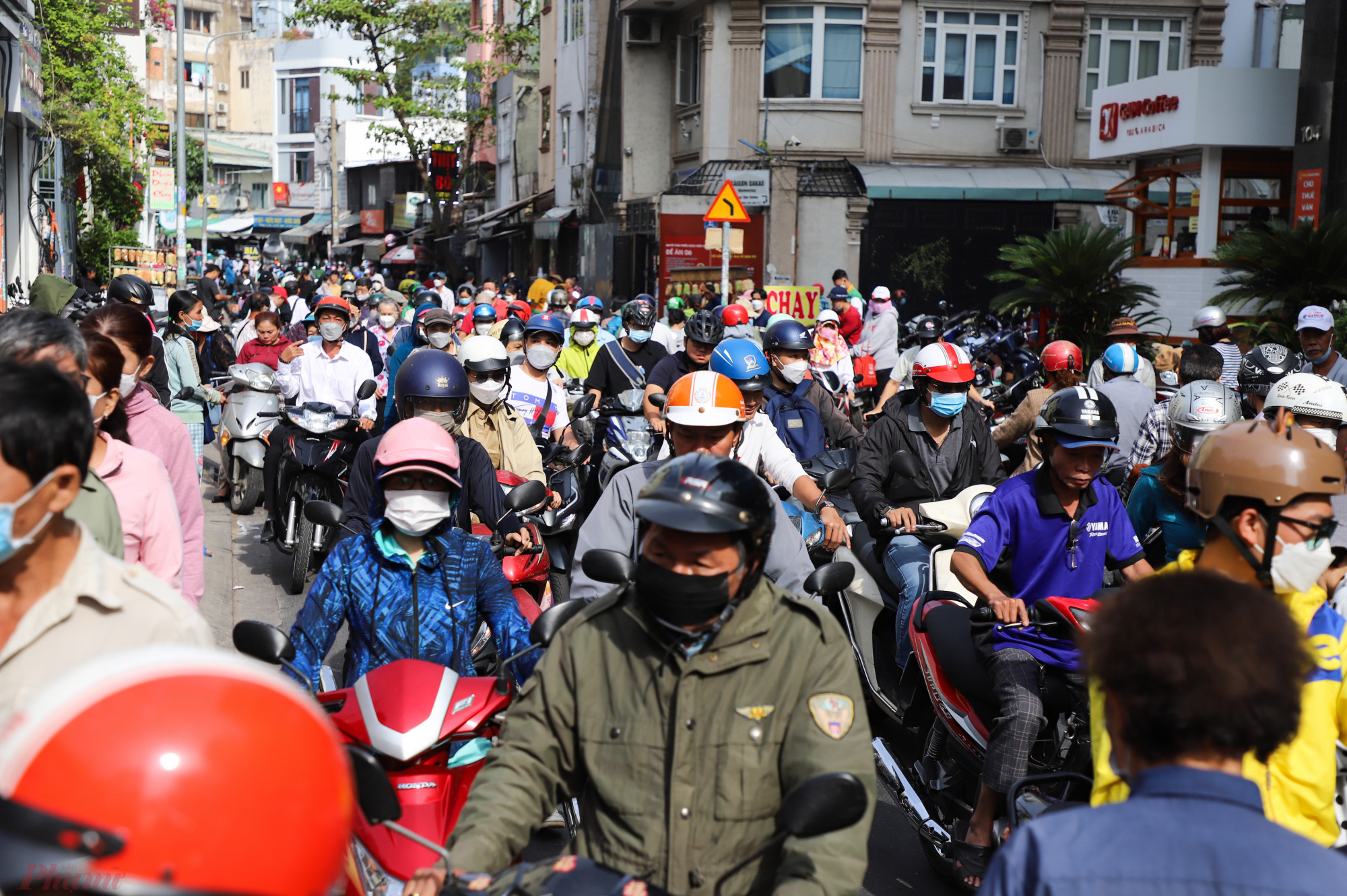Do nhiều người dân đi chùa, đường Mai Thị Lựu đông nghịt xe cộ nhích từng chút.