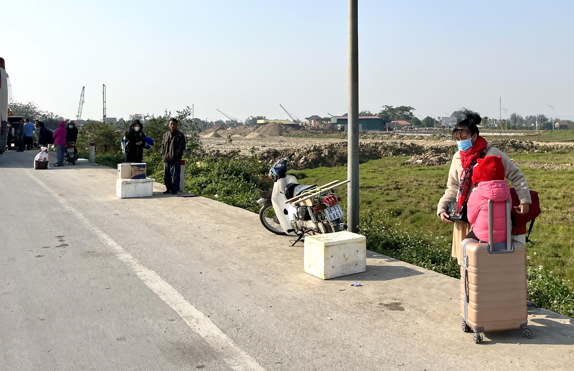 Người dân lỉnh khỉnh đồ đạc, đứng chờ xe vào Nam trên đường tránh TP Vinh - Ảnh: Phan Ngọc