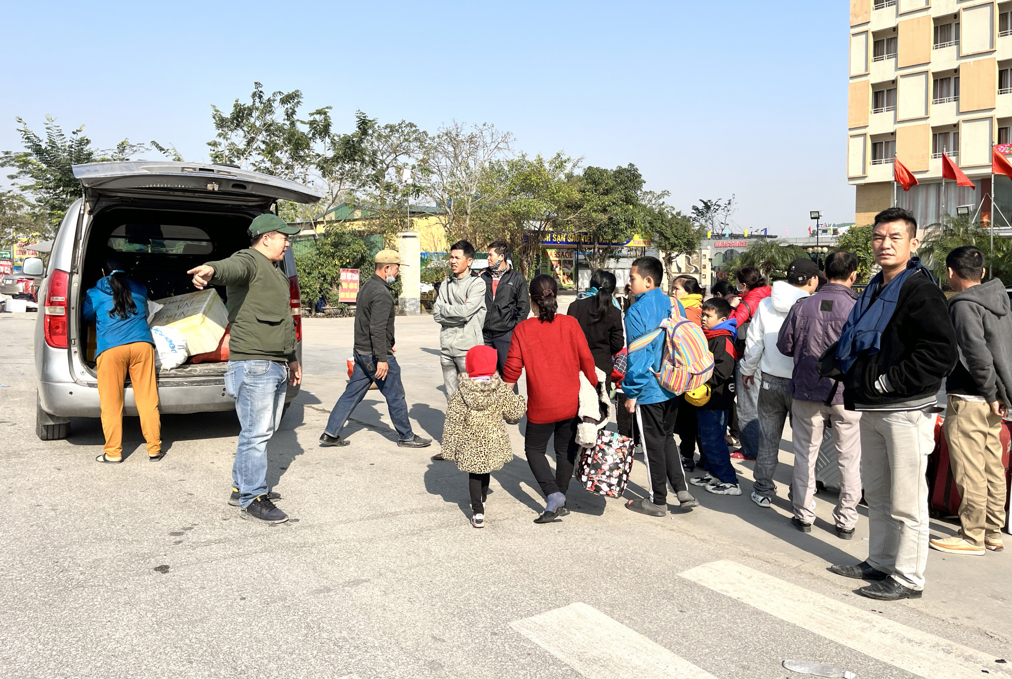 Hàng chục hành khách quê Thanh Hóa bị nhà xe bỏ lại trên đường tránh TP Vinh - Ảnh: Phan Ngọc