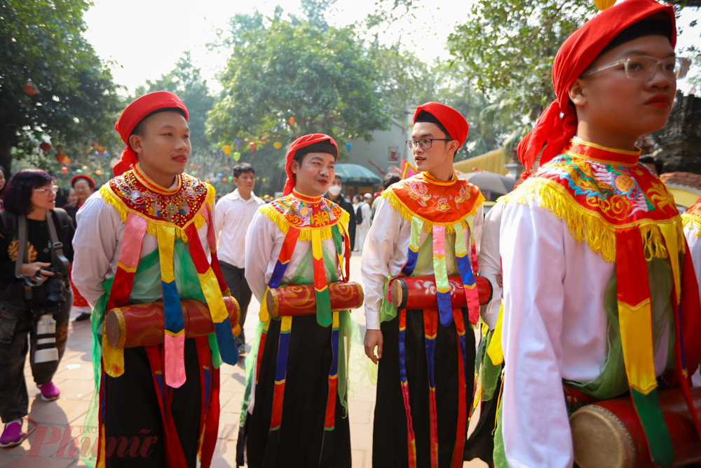 Hội làng Triều Khúc (Tân Triều, Thanh Trì, Hà Nội) là một trong những lễ hội xuân mang đậm nét văn hoá dân gian Việt Nam. Trong đó, phần tâm điểm được nhiều người chờ đợi là điệu múa 'con đĩ đánh bồng'.