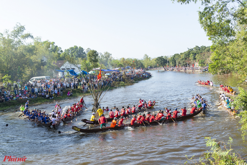 Năm nay giải đua thuyền trên sông Vực có hơn 300 vận động viện đến từ 8 đội đua của các xã, phường trên địa bàn Thị xã Hương Thủy cùng tham gia tranh tài 