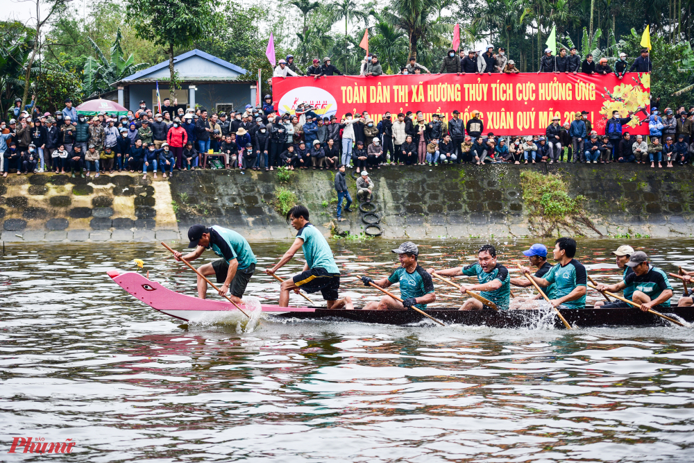 Tiếng hò reo của khán giải khiến các động viên nỗ lực bơi thuyền vì màu cờ sắc áo của đội đua mình