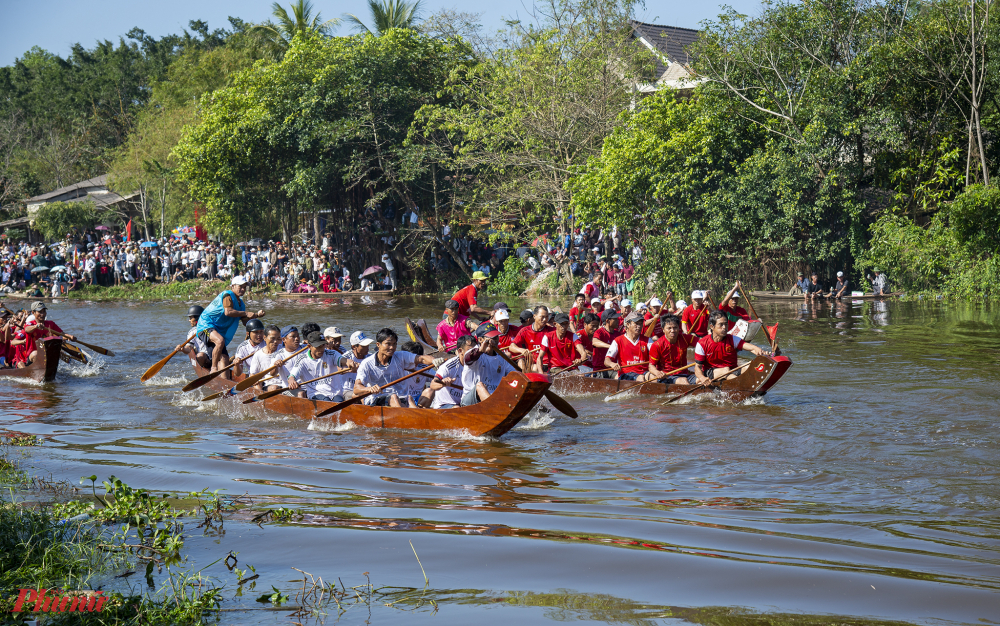 Trên sông Vực tiếng hò reo cổ vũ cho các đội đua vang vọng cả một khúc sông