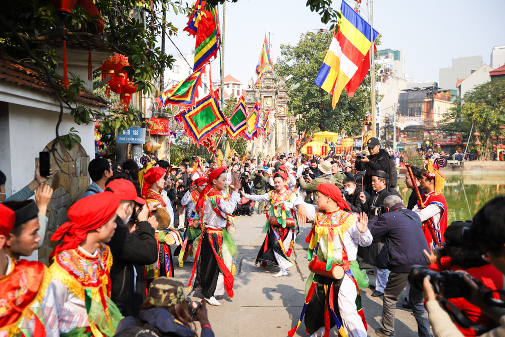 Do doanh trại toàn đàn ông, không có phụ nữ, nên những chàng trai trắng trẻo vận quần áo phụ nữ, giả gái diễn trò mua vui cho anh em. Họ sáng tạo ra những điệu múa dựa trên những hoạt động thường ngày, dựa trên cuộc sống lao động của thôn quê, như nhịp cấy lúa, nhịp tát nước, nhịp các trò chơi...