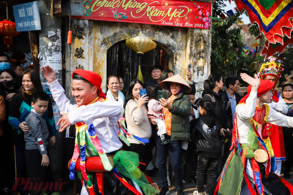 Theo dân gian truyền miệng, các quan võ và binh lính ra trận đánh giặc đã sáng tạo ra điệu múa này để khích lệ tinh thần binh sĩ, giúp họ vơi đi nỗi nhớ nhà và có thêm ý chí giết giặc. 