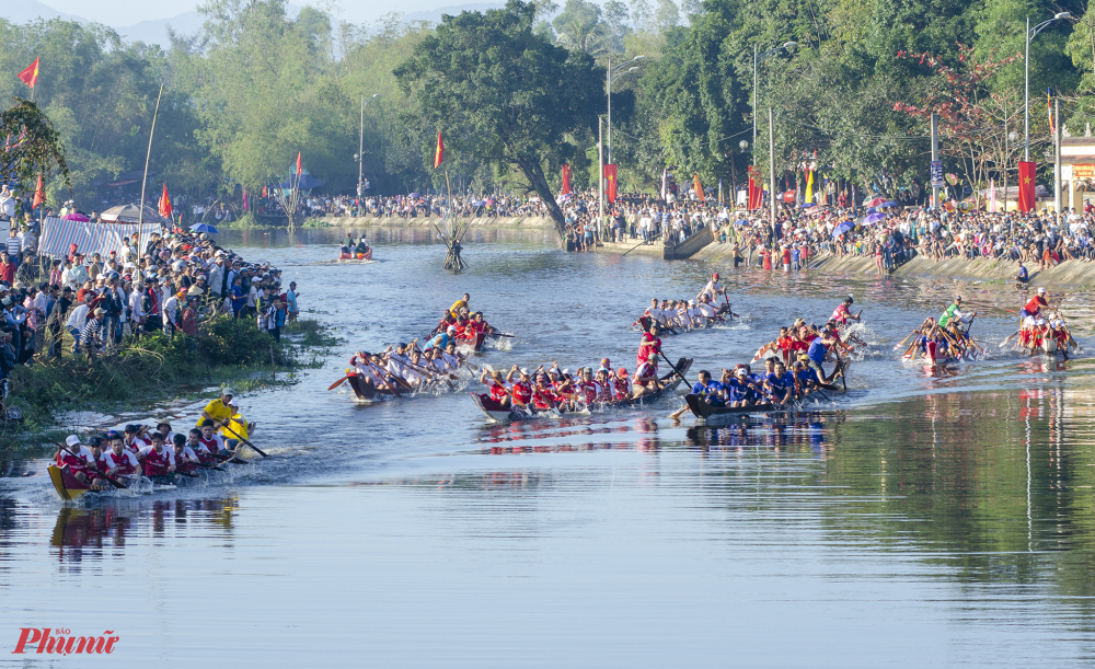 Từ sáng sớm ngày 30/1 ở hai bên bờ sông Vực hàng vạn người dân khắp Thị xã Hương Thủy (Thừa Thiên Huế) đã có mặt từ sớm để cổ vũ cho các đội đua thuyền của quê hương