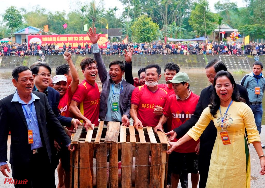 Bà Ngô Thị Ái Hương - Phó Chủ tịch UBND TX. Hương Thủy tặng phần thường là một  con heo cho đội đạt giải tam thắng (3 giái nhất) trong hội đua thuyền trên sông Vực cho đội đua phường Thủy Lương