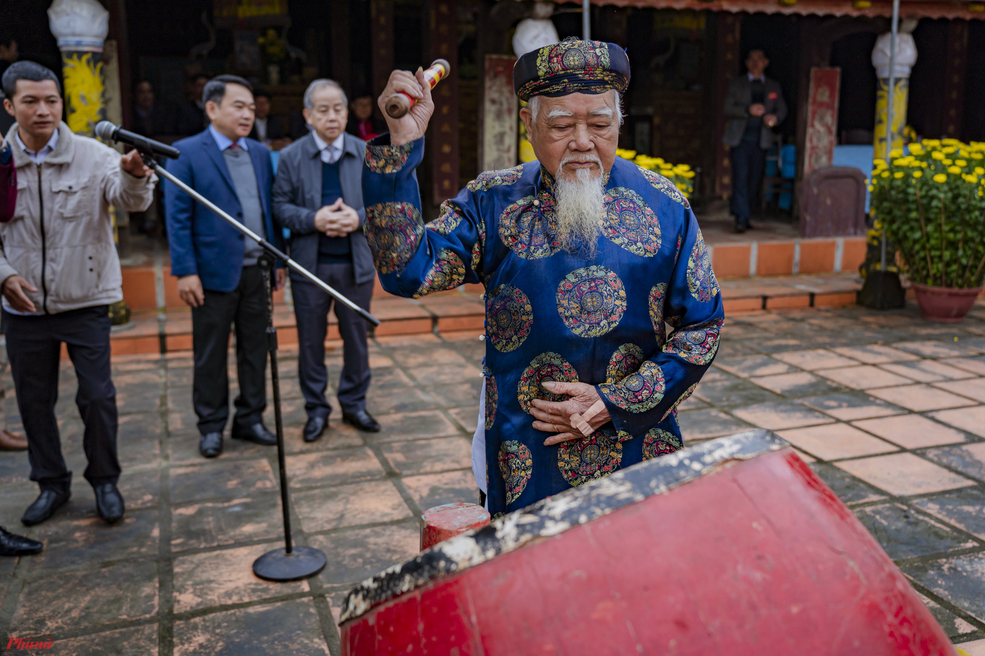 Mở đầu hội vật làng Thủ Lễ huyện Quảng Điền là một cụ cao niên ở làng Thủ Lể thị trấn Sịa huyện Quảng Điền (Thừa Thiên Huế) đảm nhận trọng trách đánh trống khai hội vật