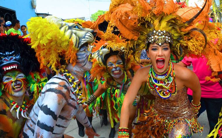 Carnival Barranquilla (18-21/2) là lễ hội văn hóa dân gian quan trọng nhất ở Colombia, và cũng là một trong những carnival lớn nhất thế giới. với các cuộc diễu hành đường phố hoành tráng, các vũ công truyền thống, rất nhiều món ăn địa phương và âm nhạc cumbia vui tươi của đất nước Nam Mỹ. Caribe đích thực này, do vị thế của nó là một trong những lễ kỷ niệm văn hóa dân gian quan trọng nhất của Colombia, Unesco đã thêm Carnaval de Barranquilla vào danh sách Kiệt tác Di sản Truyền khẩu và Phi vật thể của Nhân loại.