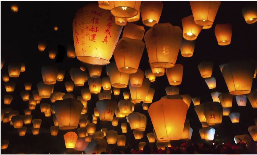 Lễ hội đèn lồng Pingxi ở Đài Loan (5-8/2): Không biết từ bao giờ, phong tục truyền thống thả đèn trời Pingxi đã trở thành lễ hội nổi tiếng thế giới. Với hàng ngàn ánh sáng phát sáng bay lên bầu trời đen tuyền phía trên ngôi làng Shifen ở Đài Loan tạo nên một khung cảnh kỳ ảo. Diễn ra vào ngày trăng tròn đầu tiên của Tết Nguyên đán, Lễ hội đèn trời Pingxi thu hút hàng chục nghìn du khách, những người ước tính sẽ thả khoảng 100.000 đến 200.000 chiếc đèn lồng giấy gạo phát sáng lên bầu trời đêm. Các sự kiện thả đèn lồng chính diễn ra ở Shifen, không phải Pingxi, mặc dù lễ hội được đặt theo tên của lễ hội.
