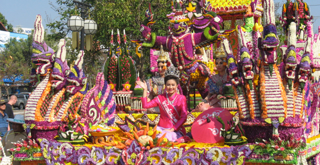 Lễ hội hoa Chiang Mai, Thái Lan (3-5/2): Đây là một trong những sự kiện đầy màu sắc nhất ở Thái Lan thu hút hàng ngàn người đam mê hoa hàng năm. Không phải ngẫu nhiên mà Chiang Mai, nằm ở phía Bắc Thái Lan, được mệnh danh là Bông hồng phương Bắc. Mặc dù hoa hồng Damask chỉ được tìm thấy ở đây, nhưng rất nhiều loại hoa khác nhau – từ loài hoa Ratchaphruek màu vàng quốc gia của vương quốc đến hoa cúc trắng và hoa lan nhiều màu – khiến Chiang Mai trở thành một điểm trưng bày lý tưởng, nhấn mạnh danh tiếng của Thái Lan là một trong những quốc gia có đa dạng sinh học thực vật lớn nhất ở Thái Lan. Đông Nam Á.
