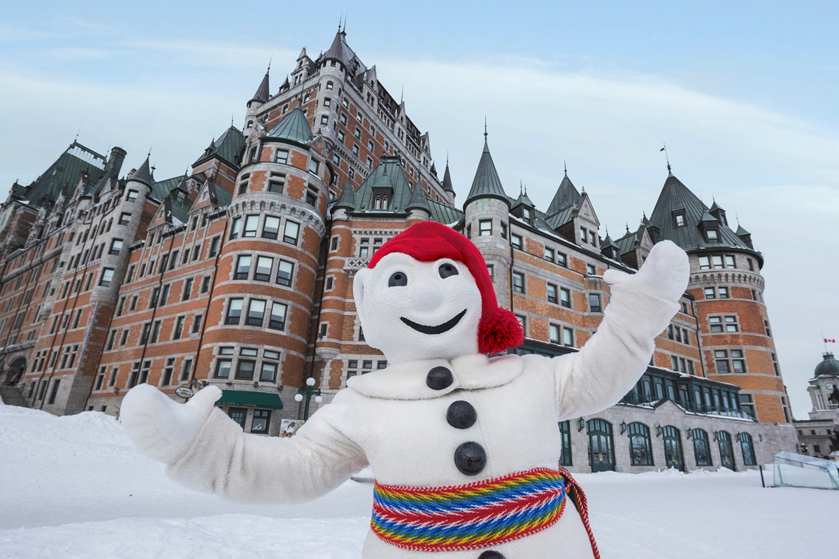 Lễ hội mùa đông ở Quebec, Canada (3-12/2): Kể từ năm 1955, người dân thành phố Quebec đã tổ chức lễ hội mùa đông với dẫn với các bảo tàng nghệ thuật, các gian hàng mua sắm đẹp mắt và băng tuyết hoành tráng.  Lễ hội nhằm để tôn vinh giá trị văn hóa truyền thống đậm đà bản sắc. Trong dịp này, cư dân địa phương mặc trang phục màu đỏ nổi bật và hòa mình lắc lư giữa âm điệu đẹp đẽ của tiếng kèn trumpet. Người ta tin rằng sự kiện vui vẻ này sẽ góp phần sưởi ấm trái tim tất cả mọi người trong mùa đông dài giá buốt.