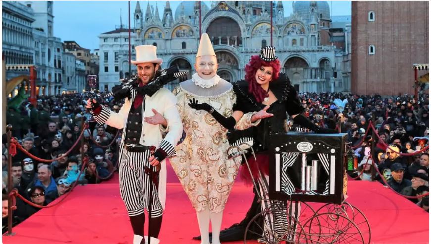 Lễ hội hóa trang Venice (4/2-21/3) là một lễ hội được tổ chức hàng năm ở Venice, Ý. Đây là một trong những lễ hội hóa trang đầy màu sắc và thú vị nhất trên toàn cầu. Những người mặc trang phục hóa trang đeo mặt nạ xen kẽ trong Quảng trường St Mark và Cung điện Doge, hoặc chèo thuyền dọc theo Kênh đào Grand, tạo nên một cảnh tượng không thể bỏ qua. Việc đeo mặt nạ là một phần trung tâm của cuộc vui và tạo thêm cảm giác siêu thực cho các sự kiện lễ hội. La Maschera Più Bella (“chiếc mặt nạ đẹp nhất”) được đánh giá hàng năm bởi một nhóm các nhà thiết kế trang phục và thời trang quốc tế.