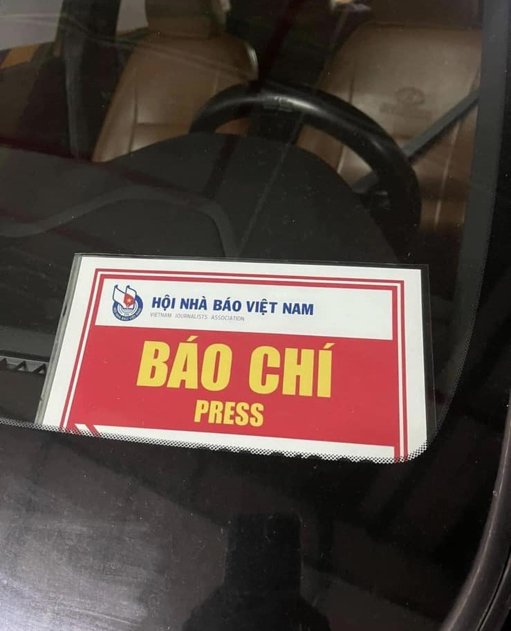 Xe ô tô gắn thẻ hội viên và logo hội Nhà báo Việt Nam