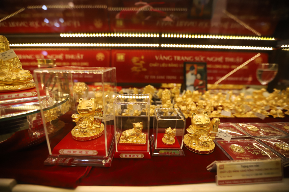Tại cửa hàng vàng Bảo Tín Minh Châu trên phố Cầu Giấy, sản phẩm vàng miếng SJC hiện ở tình trạng hết hàng sau thời điểm mở cửa do người dân đã mua từ những ngày trước đó và mua trực tuyến.