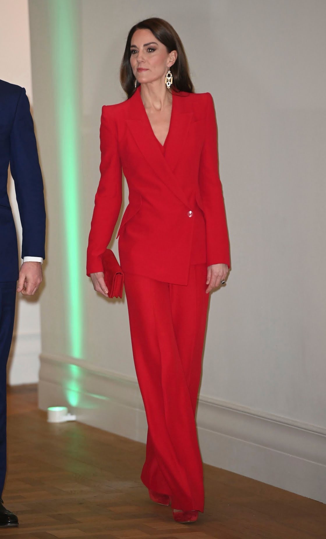 Công nương Kate khiến người hâm mộ hoàng gia choáng váng trong bộ vest đỏ sang trọng khi cô đến tham dự sự kiện Shaping Us với tư cách là người chủ trì. Sự kiện do Trung tâm Mầm non Hoàng gia tổ chức ở Viện Hàn lâm Nghệ thuật Điện ảnh và Truyền hình Anh (BAFTA). 
