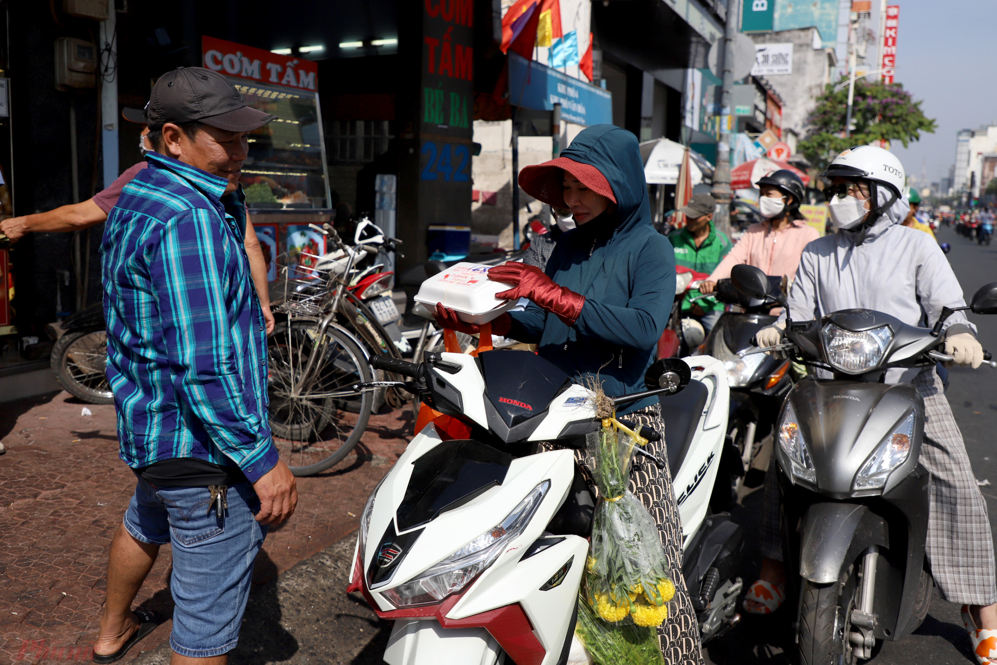 Thần Tài trong tín ngưỡng phương Đông là vị thần đảm nhiệm việc trông coi tiền tài cho gia chủ. Ngày 10 âm lịch mỗi tháng là ngày cúng vía thần tài, trong đó mùng 10 tháng Giêng là quan trọng nhất, nhiều gia đình, hộ kinh doanh, chủ cửa hàng, doanh nghiệp chú tâm chuẩn bị cho lễ cúng đủ đầy để thần Tài gõ cửa.