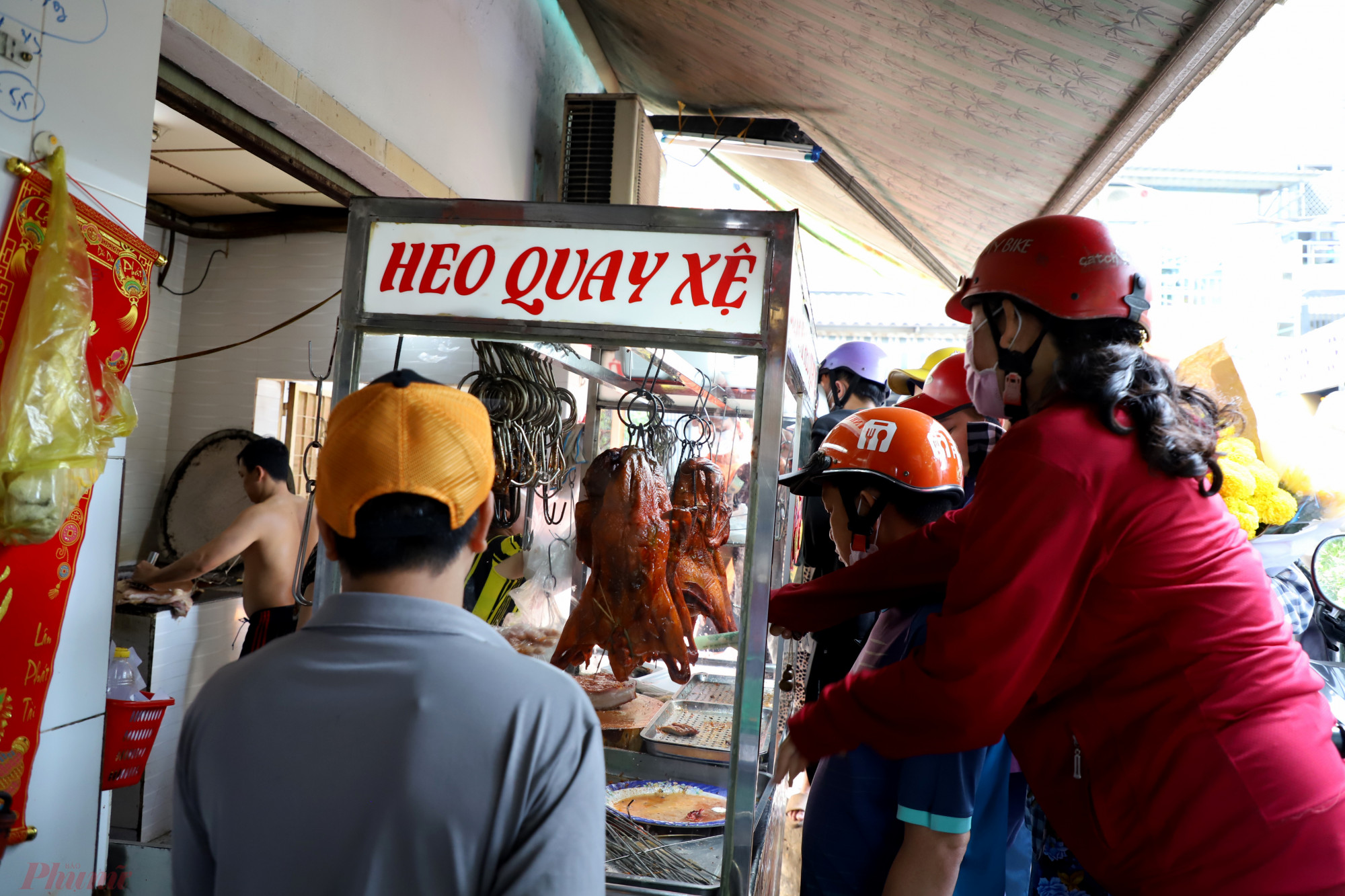 Tại tiệm heo quay Xệ trong hẻm 100 đường Dương Bá Trạc, lượng khách hàng chờ đợi mua heo quay luôn đông đúc từ sáng sớm đến trưa.