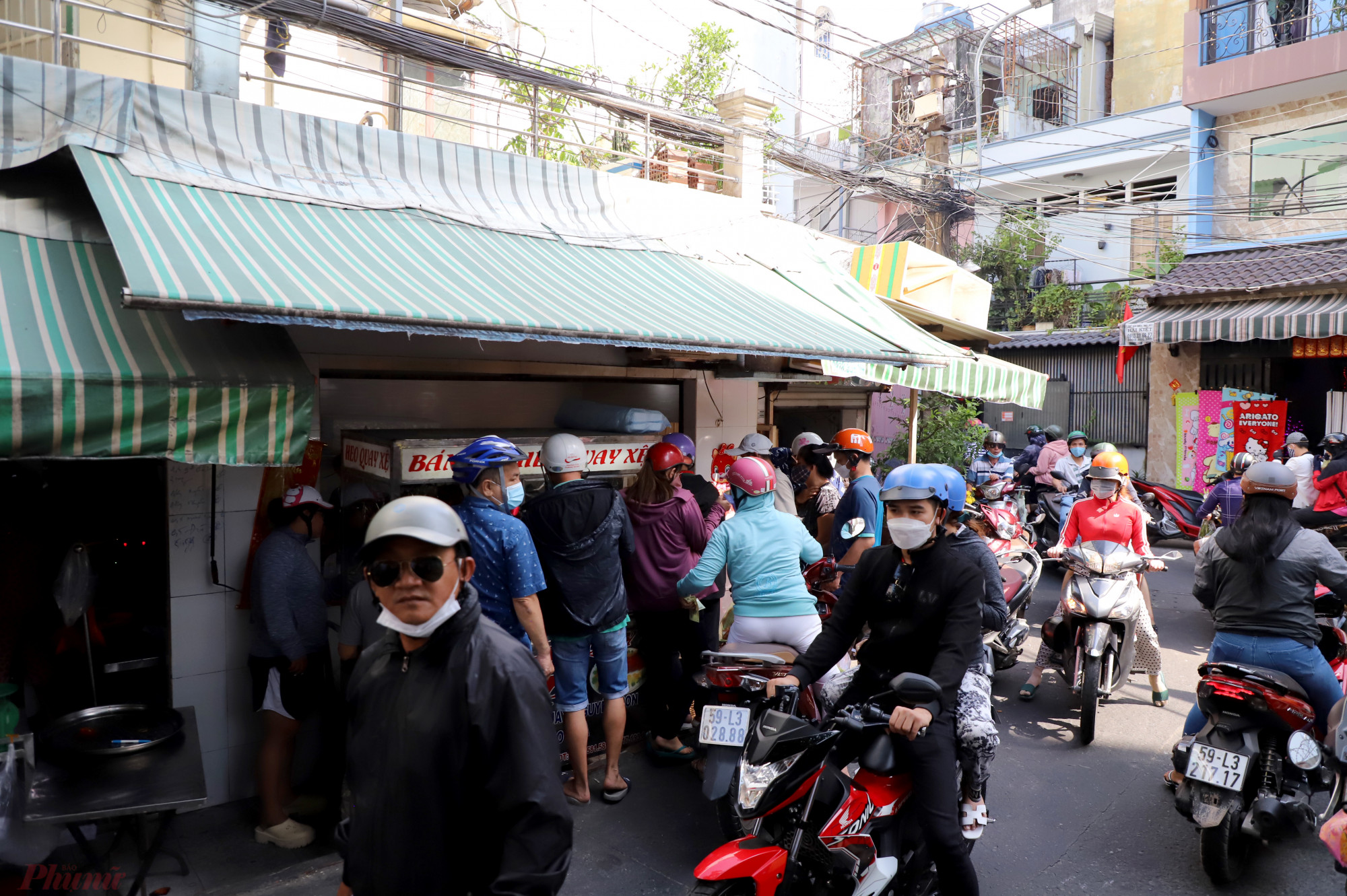 Sáng 31/1 (mùng 10 tháng Giêng) nhiều người Sài Gòn đổ xô đi mua heo, vịt quay về cúng Thần Tài theo quan niệm truyền thống cúng Thần Tài sẽ đem lại may mắn cho cả năm.