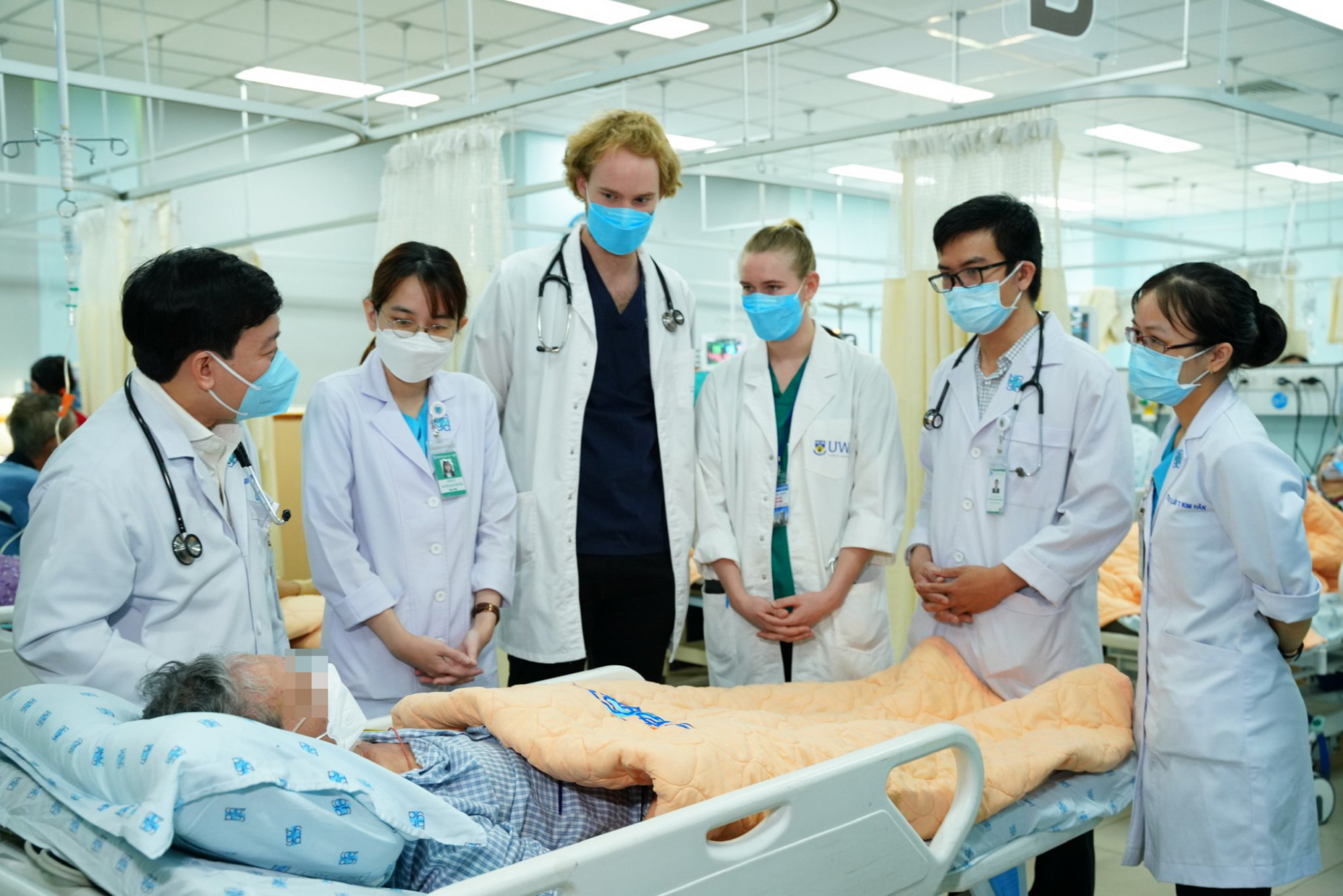 Các bác sĩ đang  hội chẩn một trường hợp hôn mê gan nhập viện cấp cứu trong dịp tết Nguyên đán Quý Mão - Ảnh: Thanh Huyền