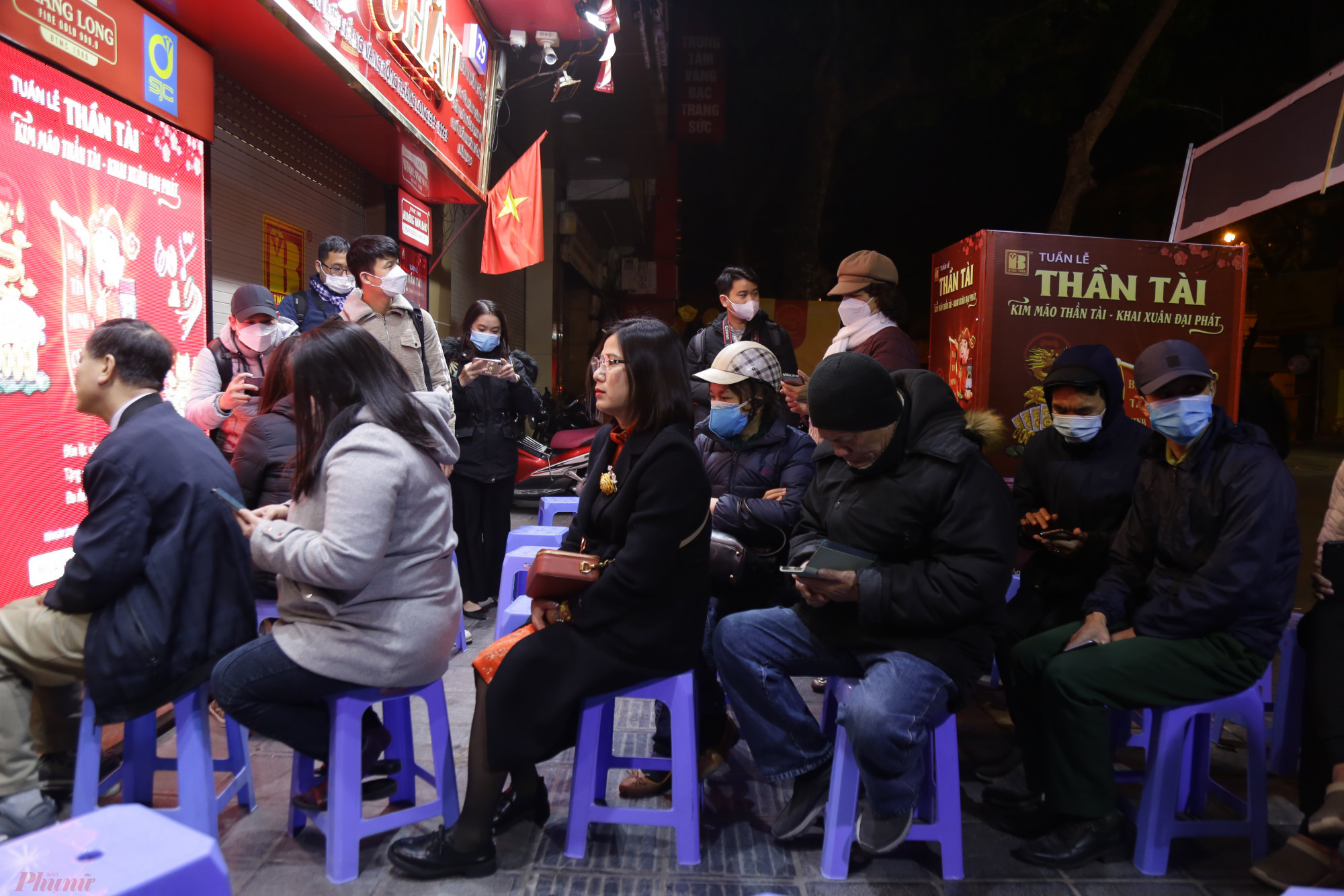Ngay từ sáng sớm ngày Vía Thần Tài (mùng 10 tháng Giêng năm Quý Mão), tại các con phố kinh doanh kim hoàn lớn nhất Hà Nội, rất đông người đi mua vàng cầu may.